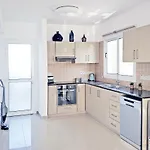 Vilă Nissini Blanco, 3 Bedroom With Private Pool, 5 Min To The